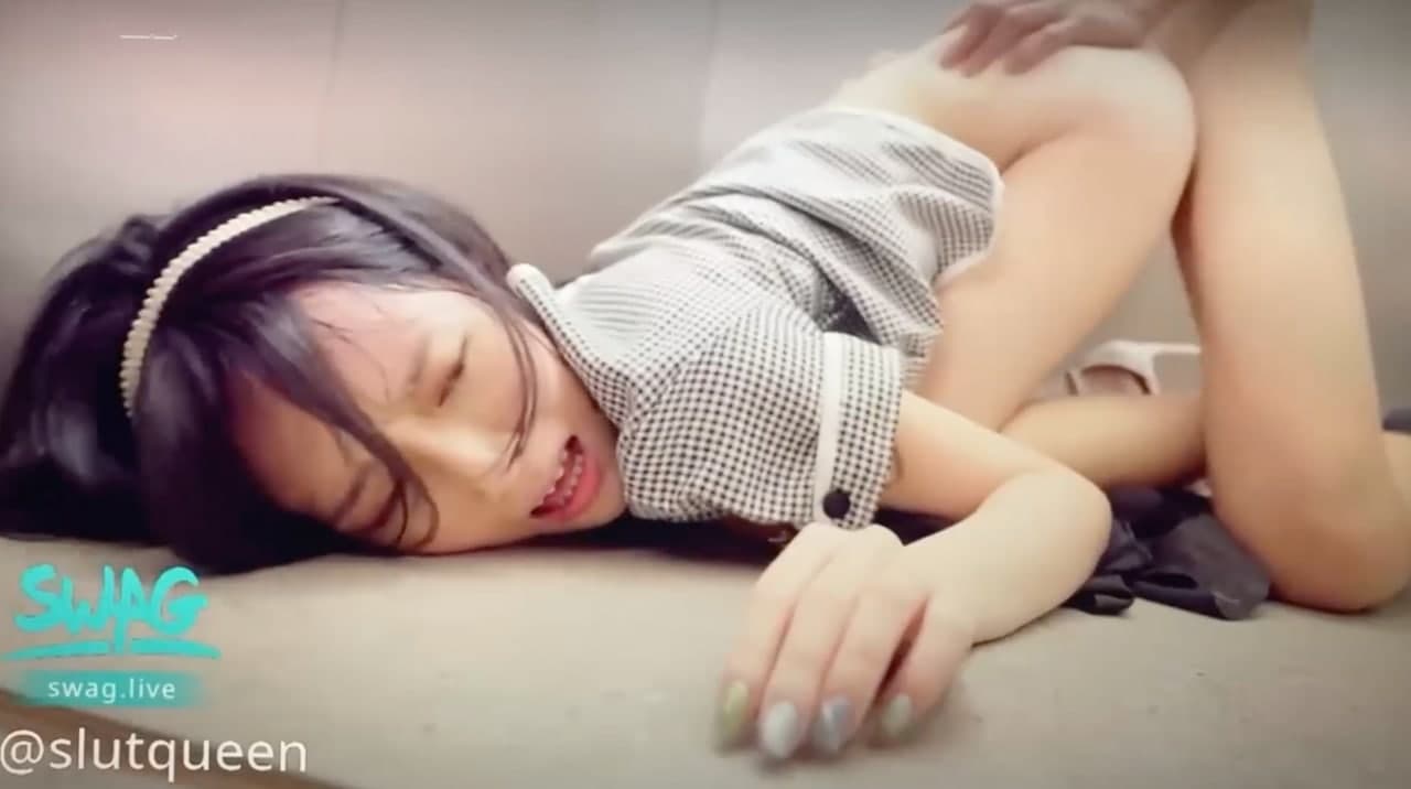 清纯的百货电梯小姐的日常工作.